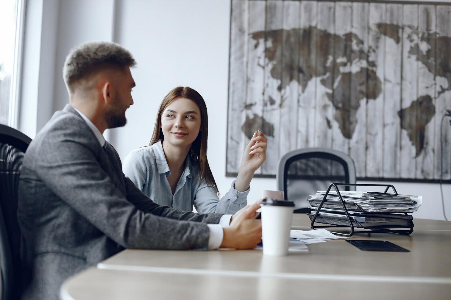 Teilnehmerin arbeitet konzentriert an Finanzplanung mit Laptop und Dokumenten